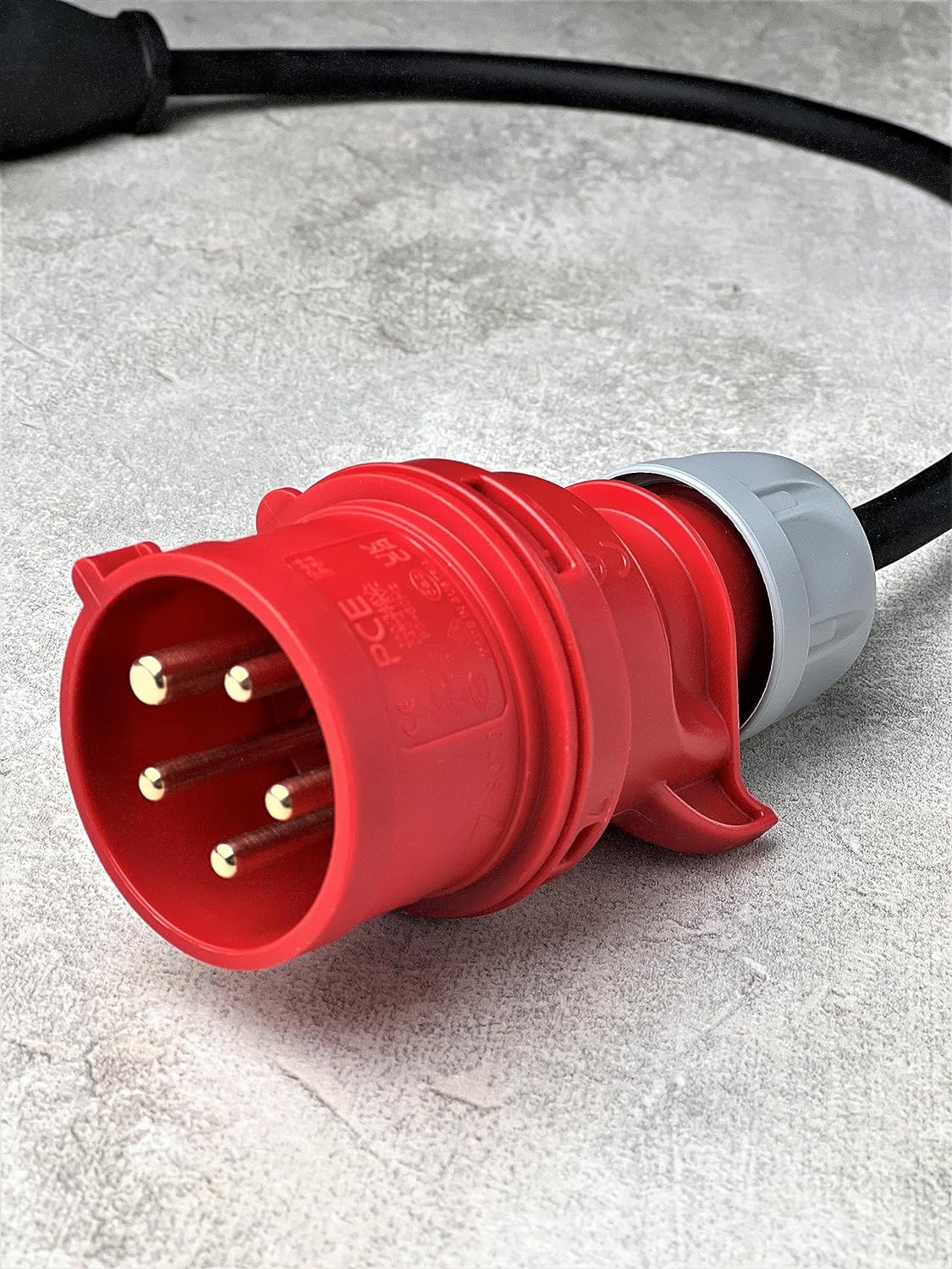 CEE 16A Industrial Plug to Schuko Socket 230V Rubber Cable IP44