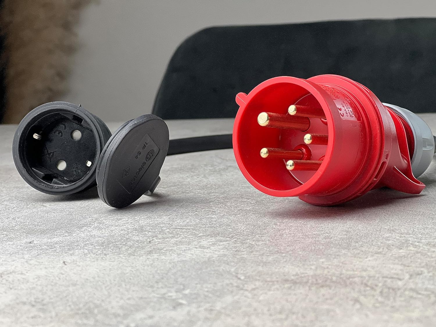 CEE 16A Industrial Plug to Schuko Socket 230V Rubber Cable IP44
