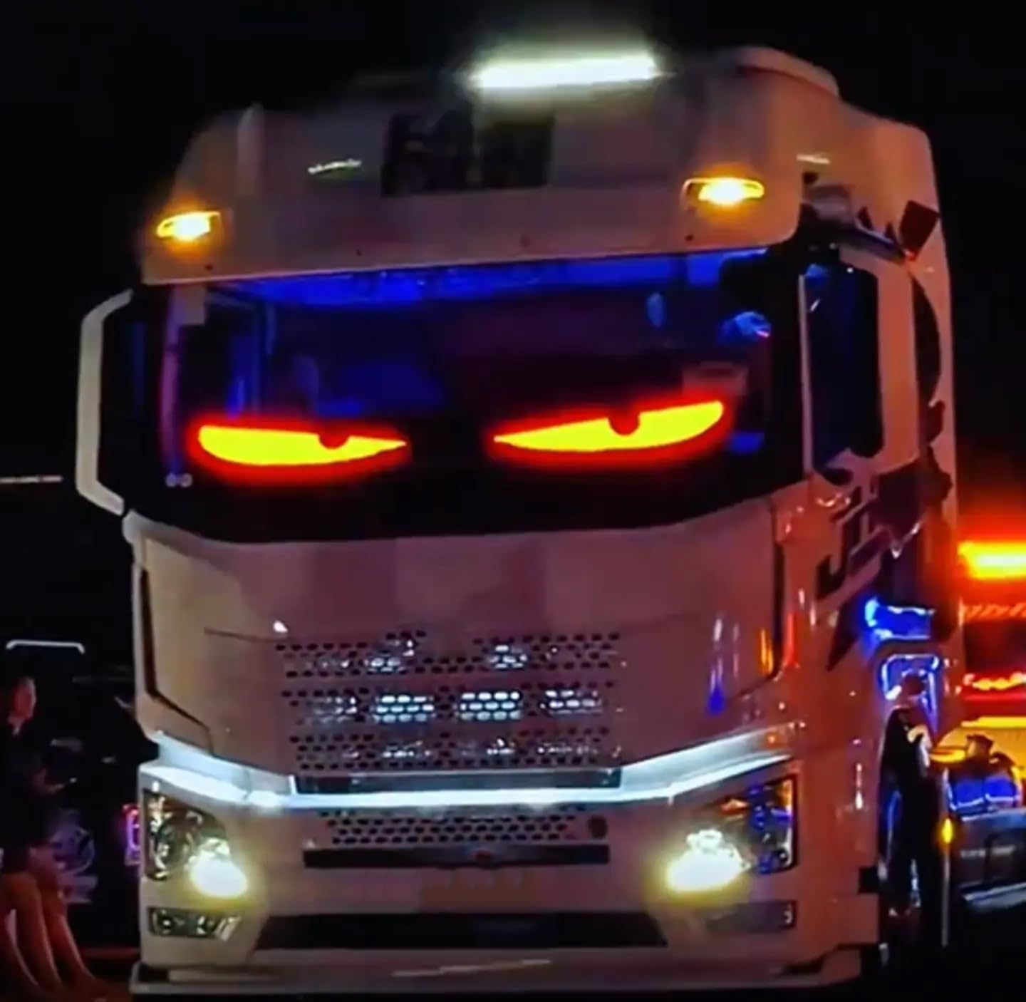 NOEIFEVO Devil Eyes Licht für Autos LED-Augen für LKWs, LED-Anzeige Programmierbare LED-Laufschrift Leuchtschild für Auto, LKW, Text, Graffiti, Smart App, Bluetooth USB 5V
